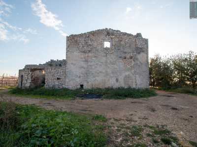 Risaliamo poi  alle pendici del lato opposto, l� dove si staglia masseria Citarella, stabile del XIX secolo. Si pensa ospitasse un insediamento di monaci prima e un seminario dopo 